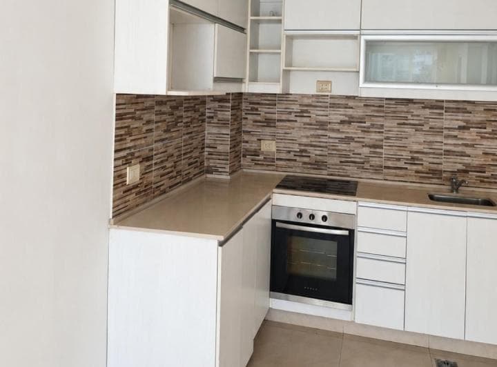 Excelente departamento con AA frío/calor. Cocina integrada. Solarium con ducha y